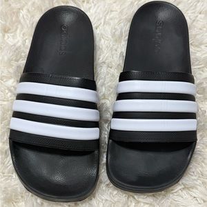 Adidas slides ~ size 8 🖤🤍